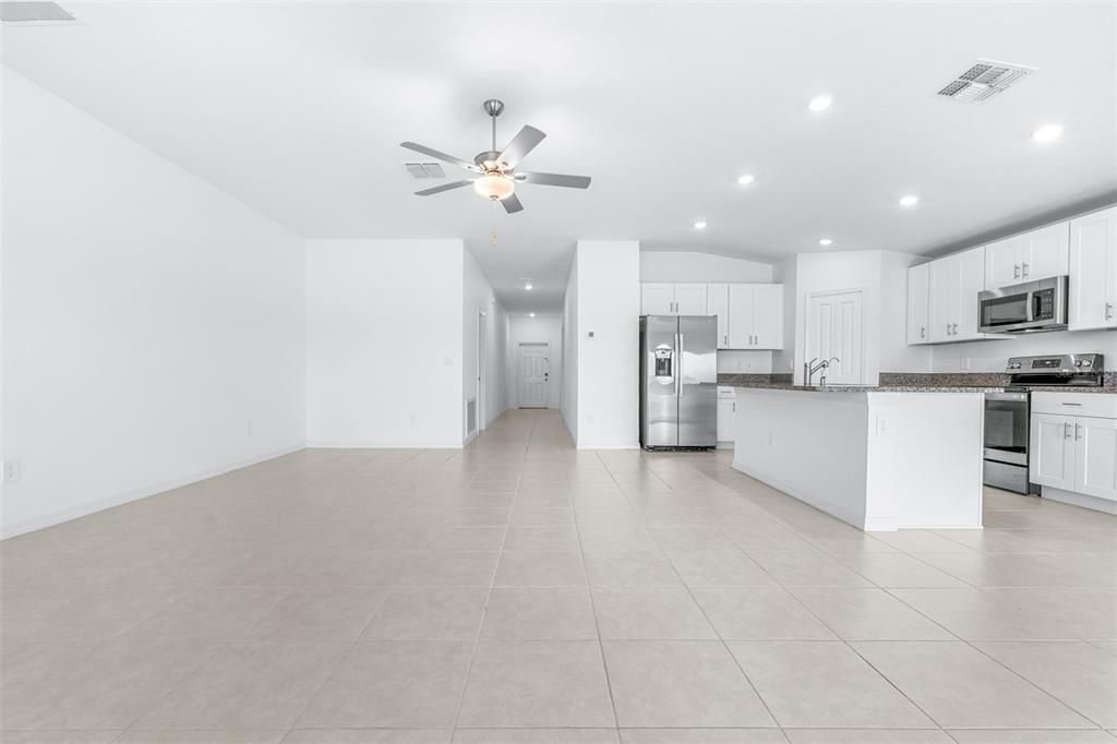 For Sale: $319,999 (4 beds, 2 baths, 1936 Square Feet)