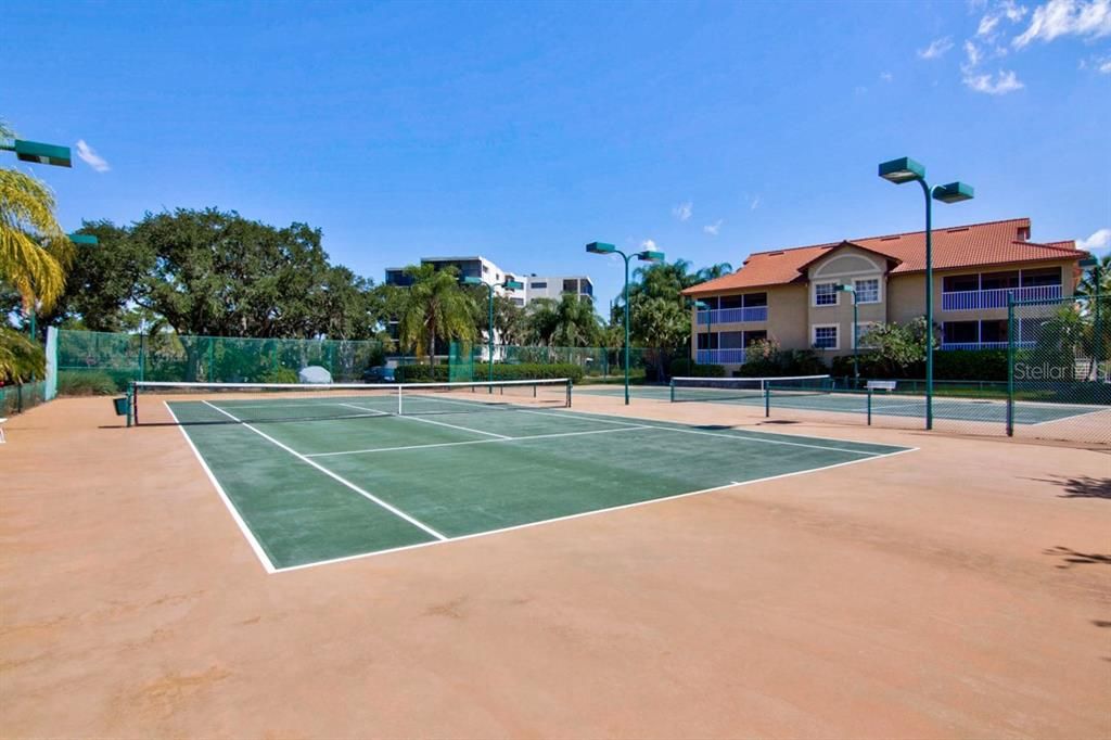 For Sale: $395,000 (2 beds, 2 baths, 1255 Square Feet)