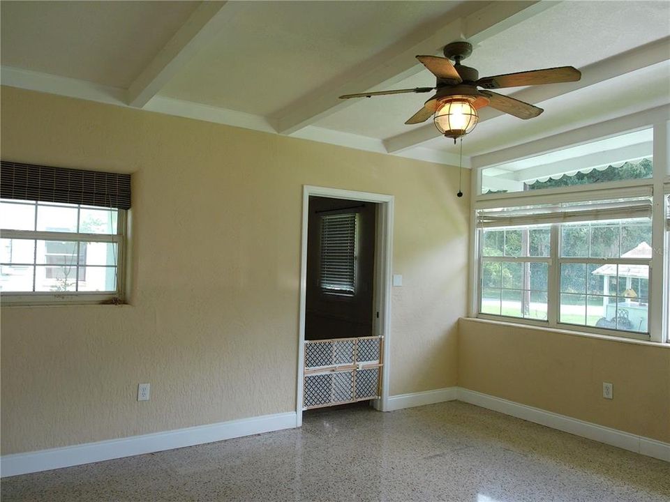For Sale: $280,000 (3 beds, 1 baths, 1550 Square Feet)
