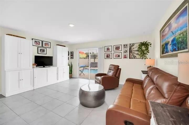 For Rent: $3,500 (6 beds, 3 baths, 2586 Square Feet)