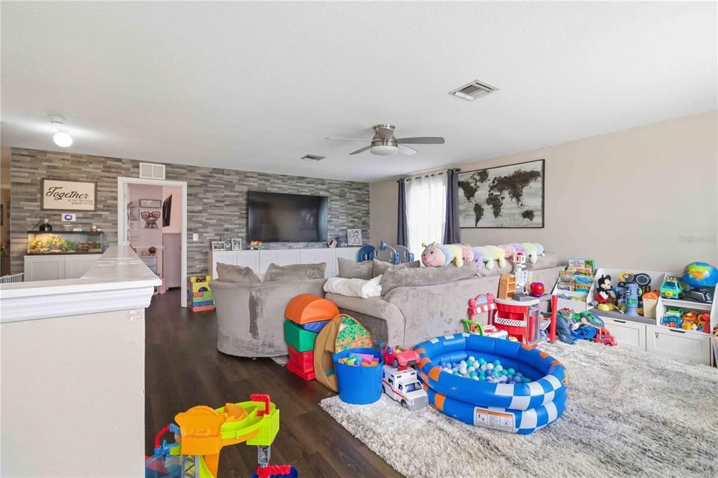 For Sale: $589,000 (5 beds, 2 baths, 2889 Square Feet)
