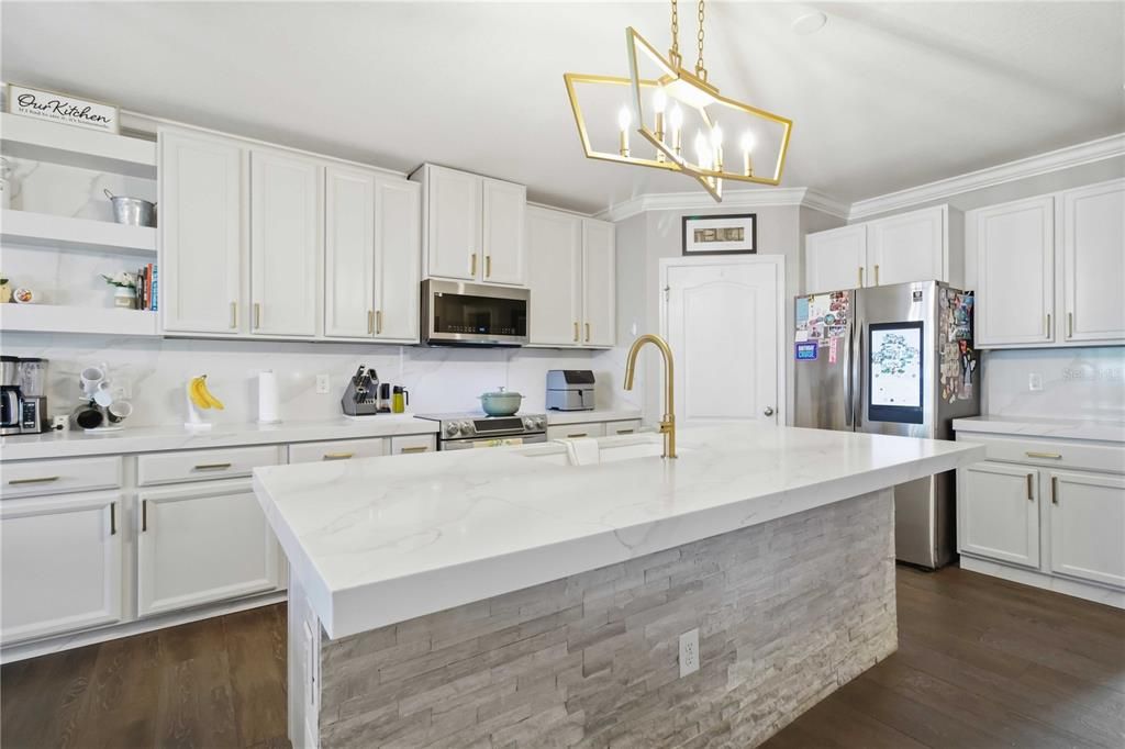 For Sale: $589,000 (5 beds, 2 baths, 2889 Square Feet)
