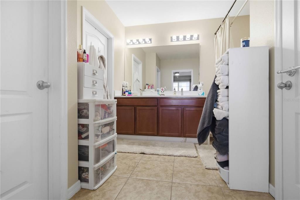 For Sale: $589,000 (5 beds, 2 baths, 2889 Square Feet)