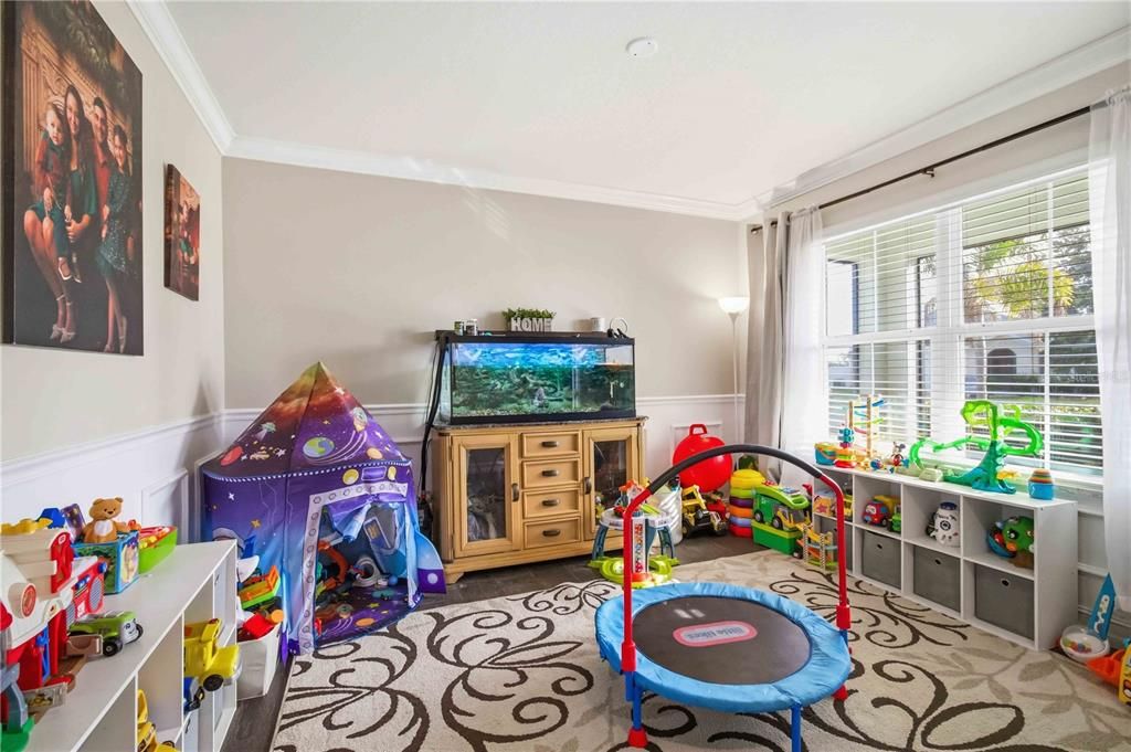 For Sale: $589,000 (5 beds, 2 baths, 2889 Square Feet)