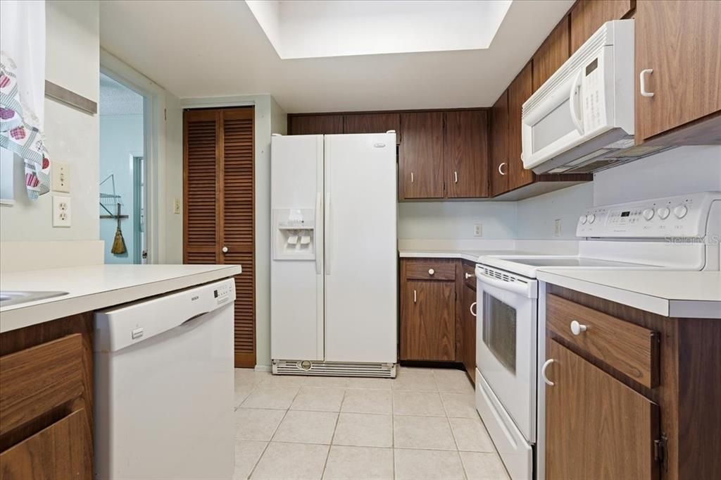 For Sale: $265,000 (2 beds, 2 baths, 1103 Square Feet)