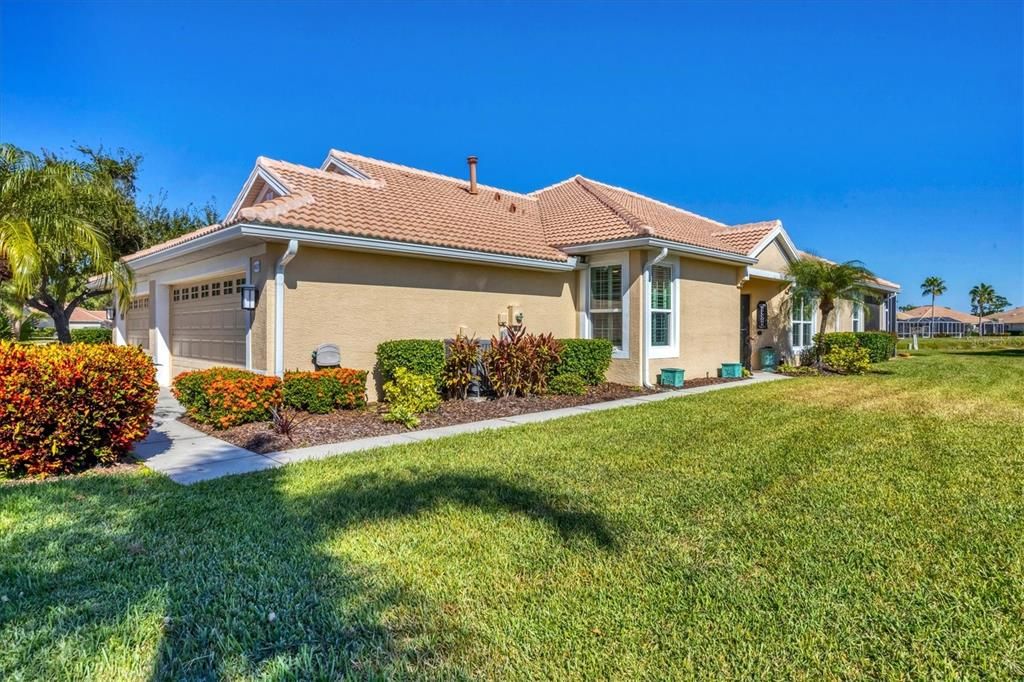 For Sale: $299,900 (2 beds, 2 baths, 1340 Square Feet)