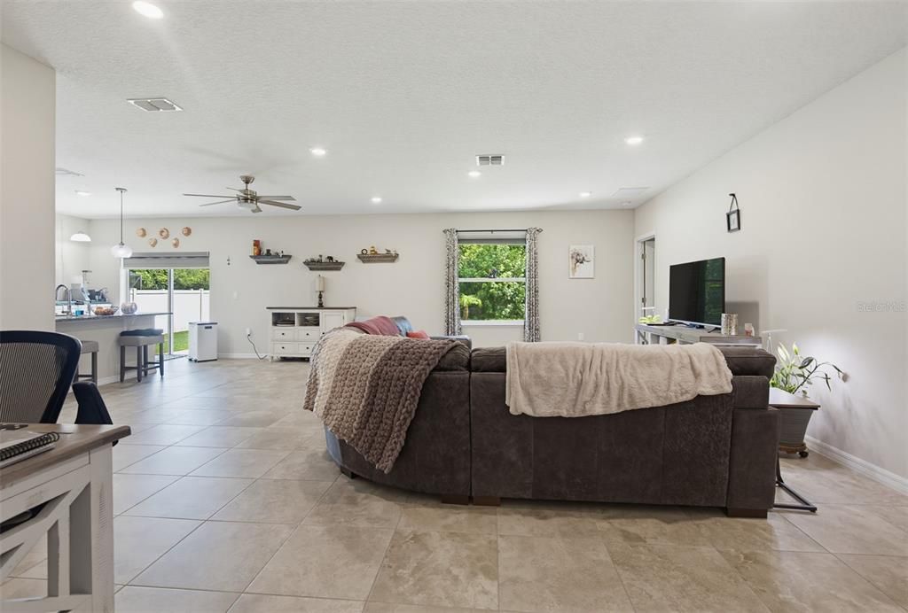 En Venta: $340,000 (4 camas, 2 baños, 1868 Pies cuadrados)
