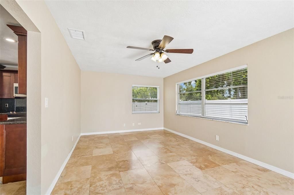 Activo con contrato: $505,000 (3 camas, 2 baños, 1700 Pies cuadrados)