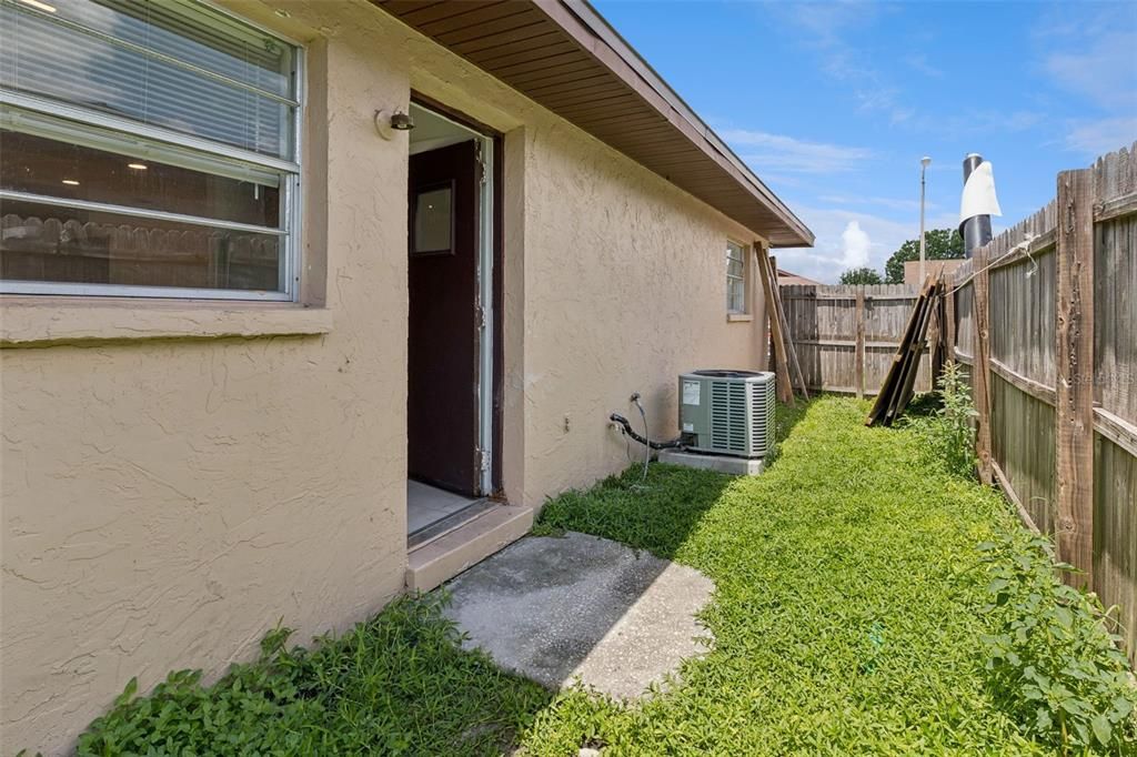 For Rent: $1,300 (2 beds, 2 baths, 950 Square Feet)