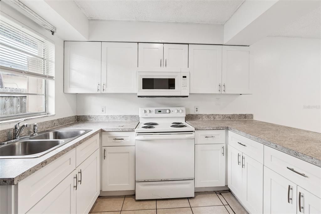 For Rent: $1,300 (2 beds, 2 baths, 950 Square Feet)