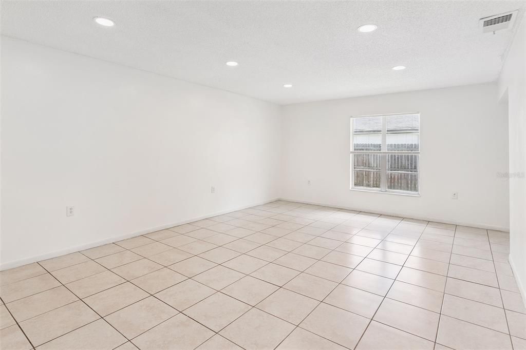 For Rent: $1,300 (2 beds, 2 baths, 950 Square Feet)