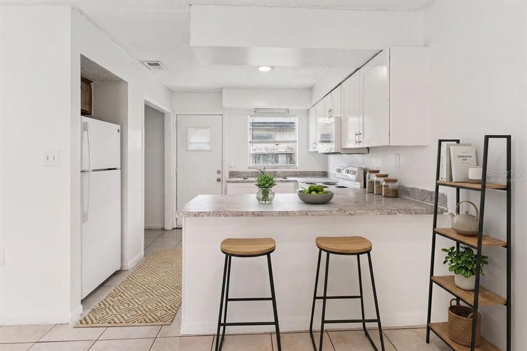 For Rent: $1,300 (2 beds, 2 baths, 950 Square Feet)