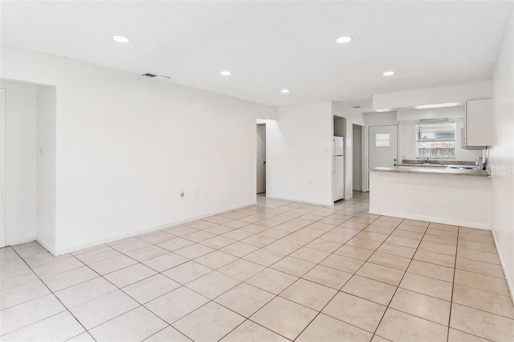 For Rent: $1,300 (2 beds, 2 baths, 950 Square Feet)