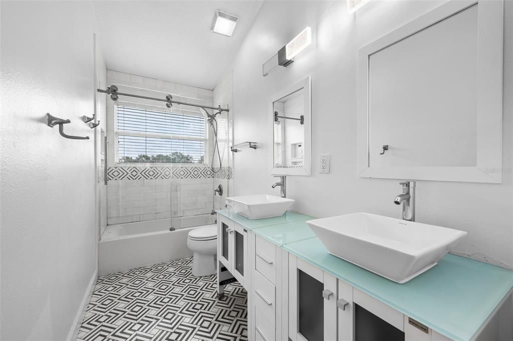 For Sale: $1,050,000 (5 beds, 2 baths, 3892 Square Feet)