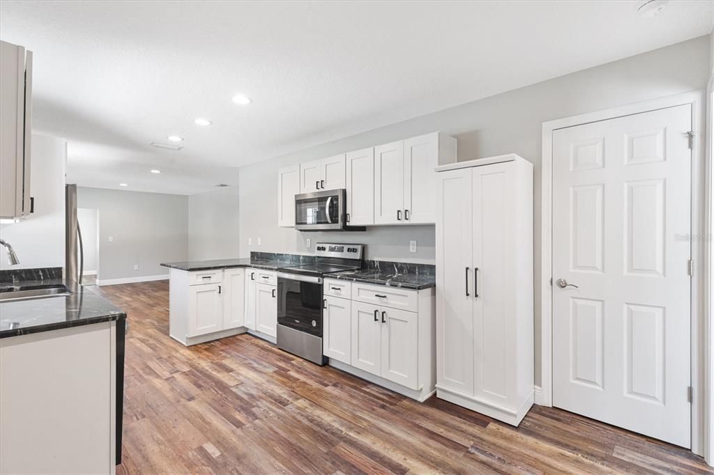 For Sale: $274,000 (3 beds, 2 baths, 1304 Square Feet)