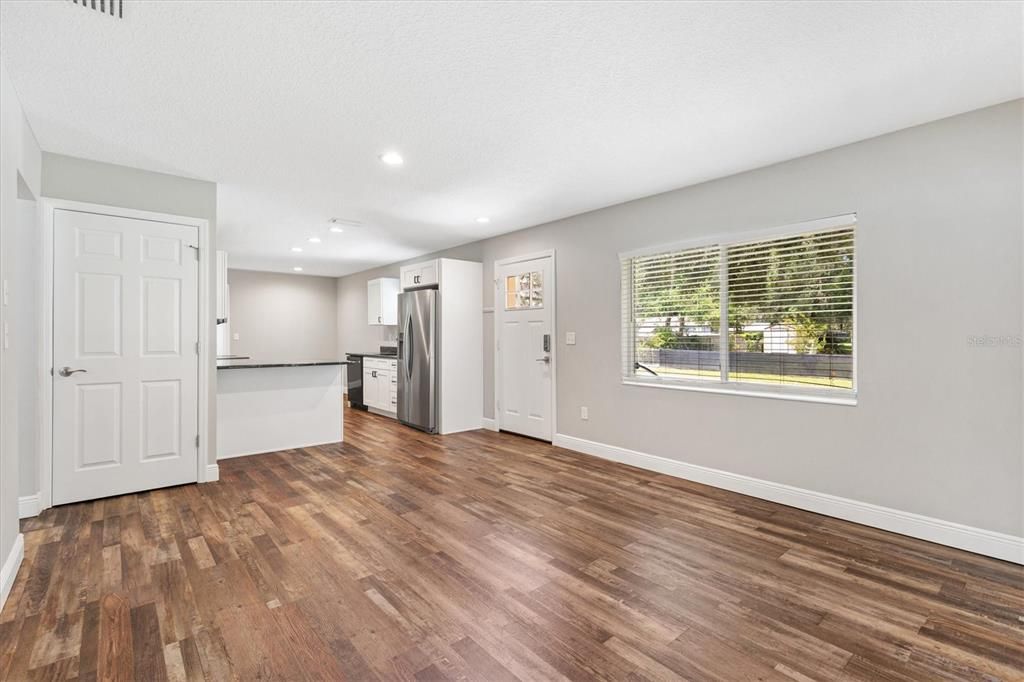 For Sale: $274,000 (3 beds, 2 baths, 1304 Square Feet)