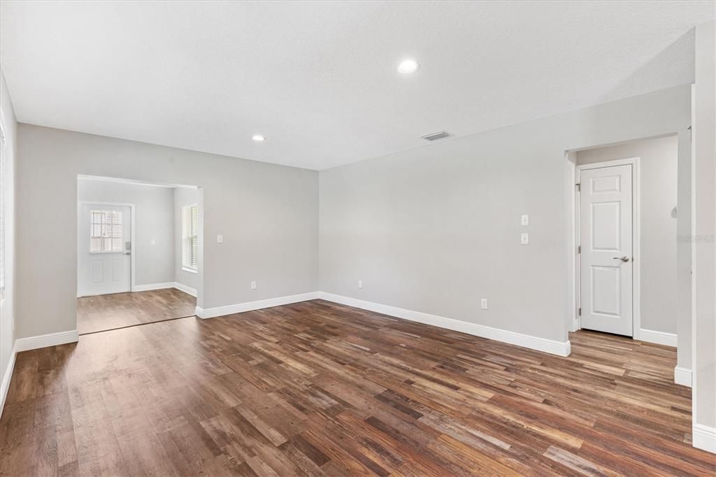 For Sale: $274,000 (3 beds, 2 baths, 1304 Square Feet)