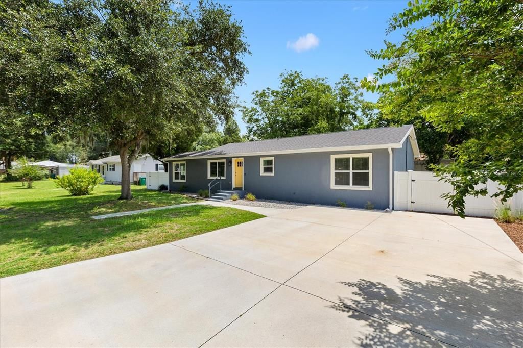 For Sale: $274,000 (3 beds, 2 baths, 1304 Square Feet)