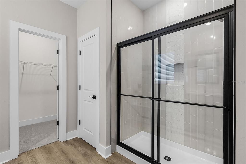 Activo con contrato: $624,900 (5 camas, 2 baños, 2409 Pies cuadrados)