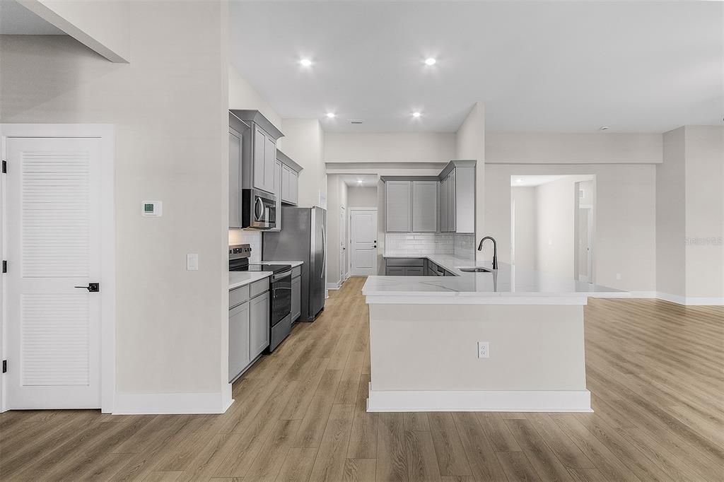 Activo con contrato: $624,900 (5 camas, 2 baños, 2409 Pies cuadrados)