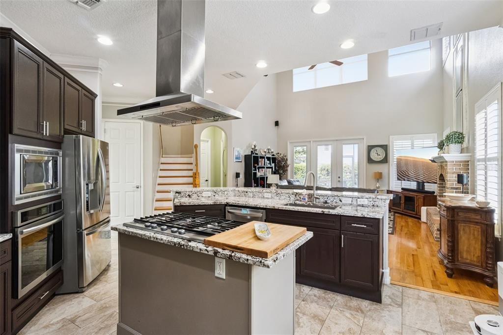 En Venta: $575,000 (4 camas, 3 baños, 2709 Pies cuadrados)
