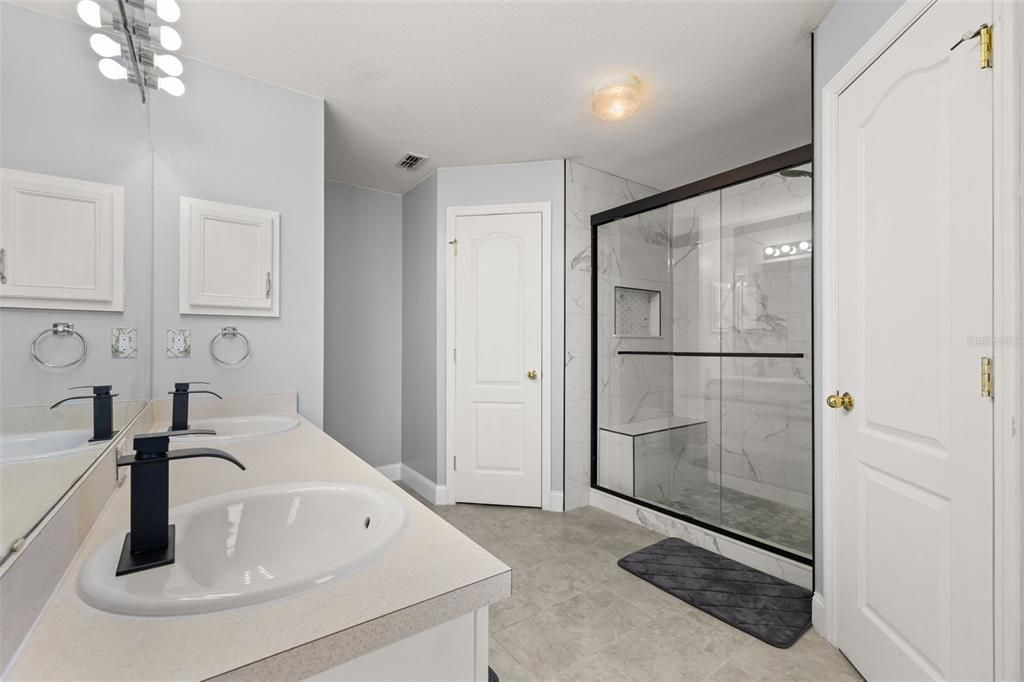 For Sale: $340,000 (5 beds, 2 baths, 1934 Square Feet)