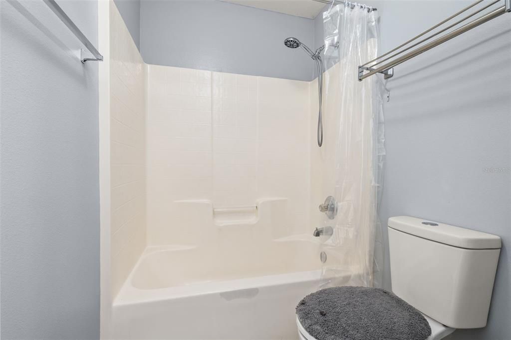 For Sale: $340,000 (5 beds, 2 baths, 1934 Square Feet)
