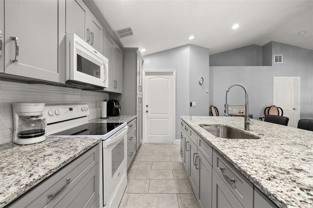 For Sale: $340,000 (5 beds, 2 baths, 1934 Square Feet)