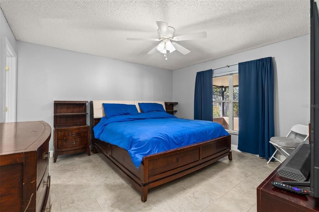 For Sale: $340,000 (5 beds, 2 baths, 1934 Square Feet)