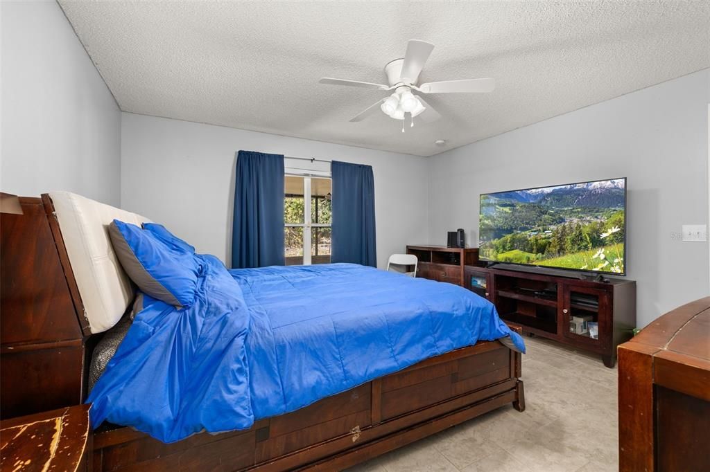 For Sale: $340,000 (5 beds, 2 baths, 1934 Square Feet)