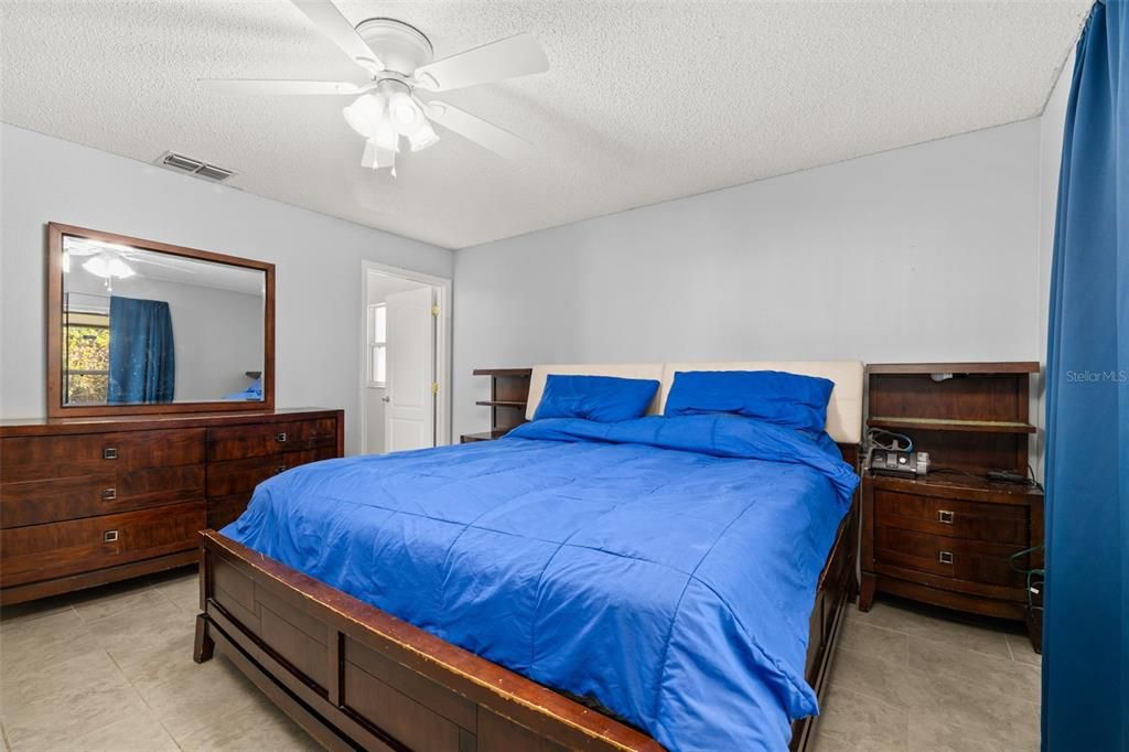 For Sale: $340,000 (5 beds, 2 baths, 1934 Square Feet)