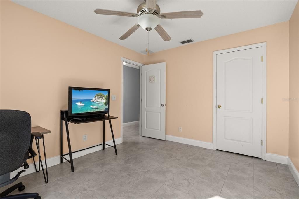 For Sale: $340,000 (5 beds, 2 baths, 1934 Square Feet)