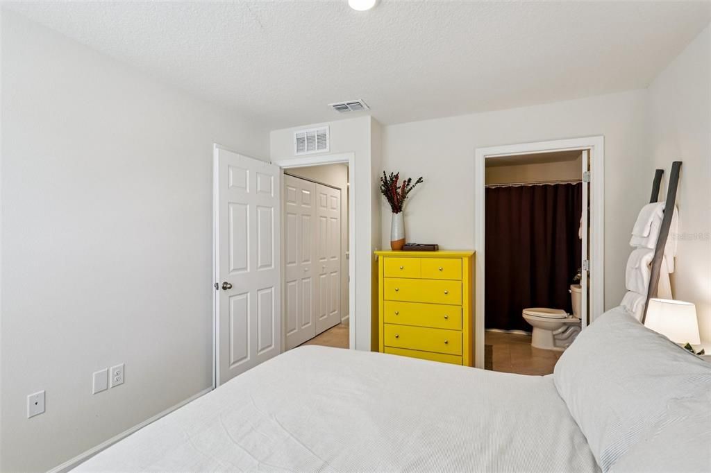 For Sale: $249,000 (2 beds, 2 baths, 1109 Square Feet)