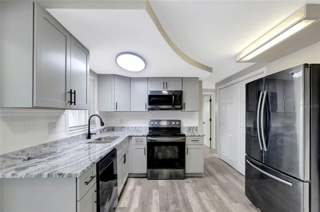 На продажу: $224,900 (2 спален, 2 ванн, 1084 Квадратных фут)