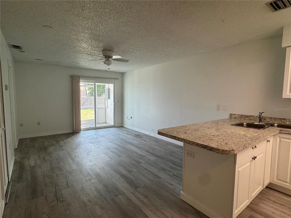 出租: $1,385 (2 贝兹, 2 浴室, 808 平方英尺)