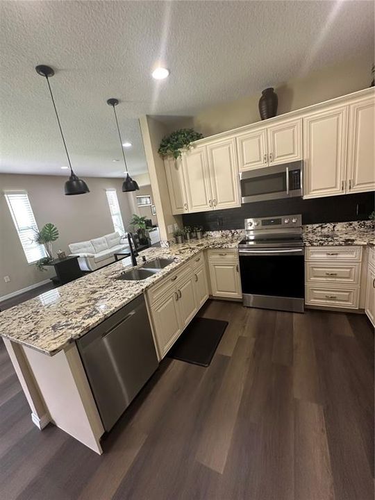 For Sale: $279,900 (2 beds, 2 baths, 1330 Square Feet)