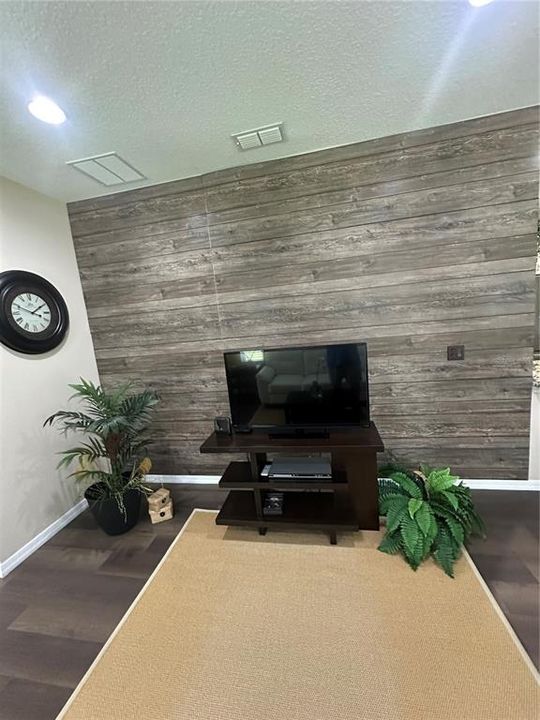 For Sale: $279,900 (2 beds, 2 baths, 1330 Square Feet)