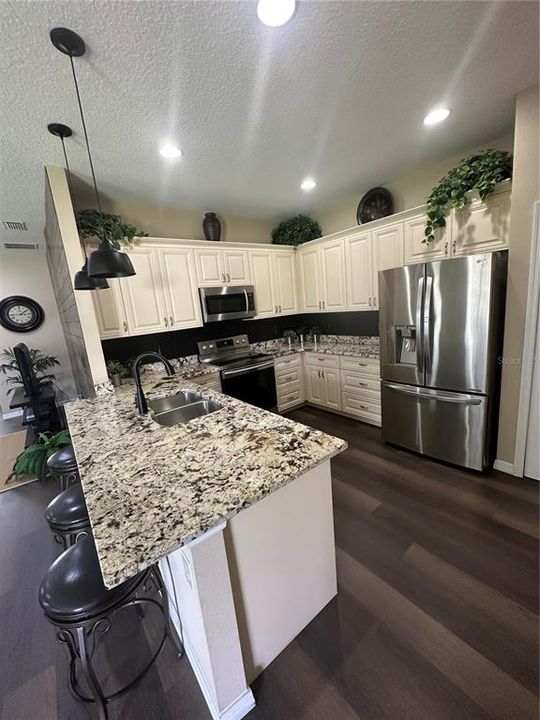 For Sale: $279,900 (2 beds, 2 baths, 1330 Square Feet)