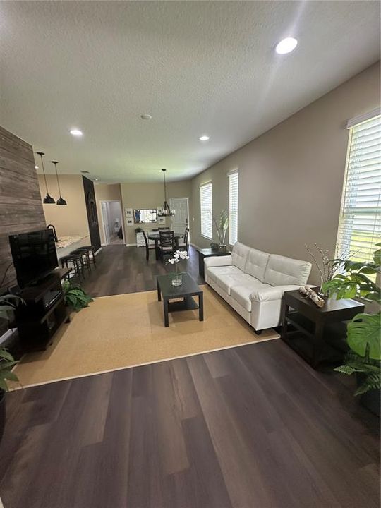 For Sale: $279,900 (2 beds, 2 baths, 1330 Square Feet)