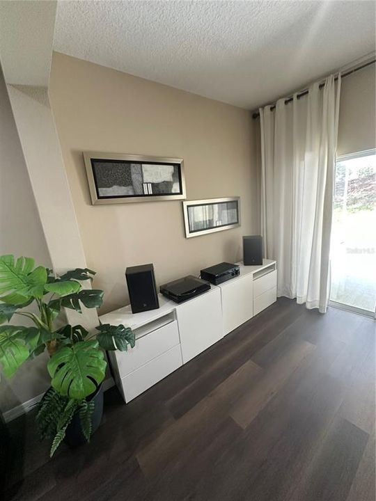 For Sale: $279,900 (2 beds, 2 baths, 1330 Square Feet)