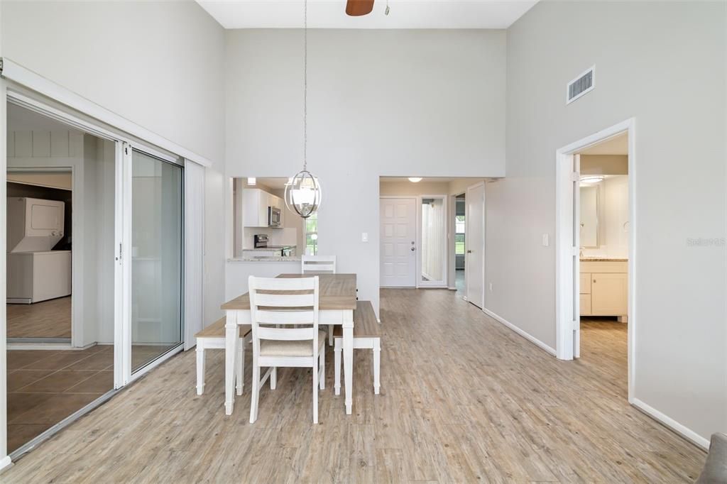 Activo con contrato: $225,000 (2 camas, 2 baños, 1379 Pies cuadrados)