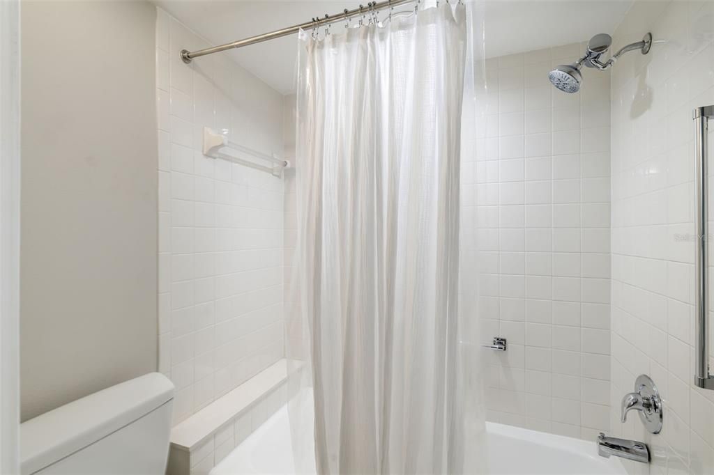 Activo con contrato: $225,000 (2 camas, 2 baños, 1379 Pies cuadrados)