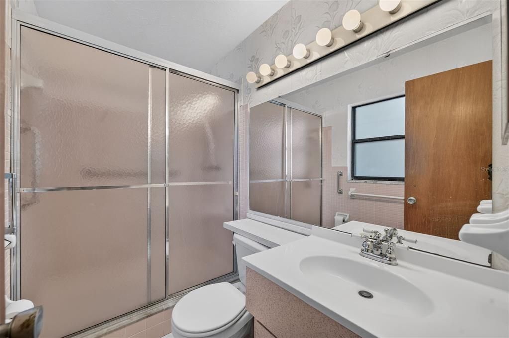 Active With Contract: $250,000 (3 beds, 2 baths, 1950 Square Feet)