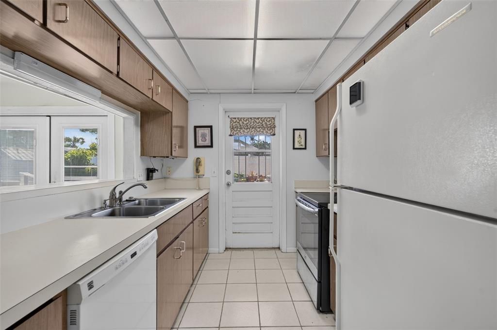 Active With Contract: $250,000 (3 beds, 2 baths, 1950 Square Feet)