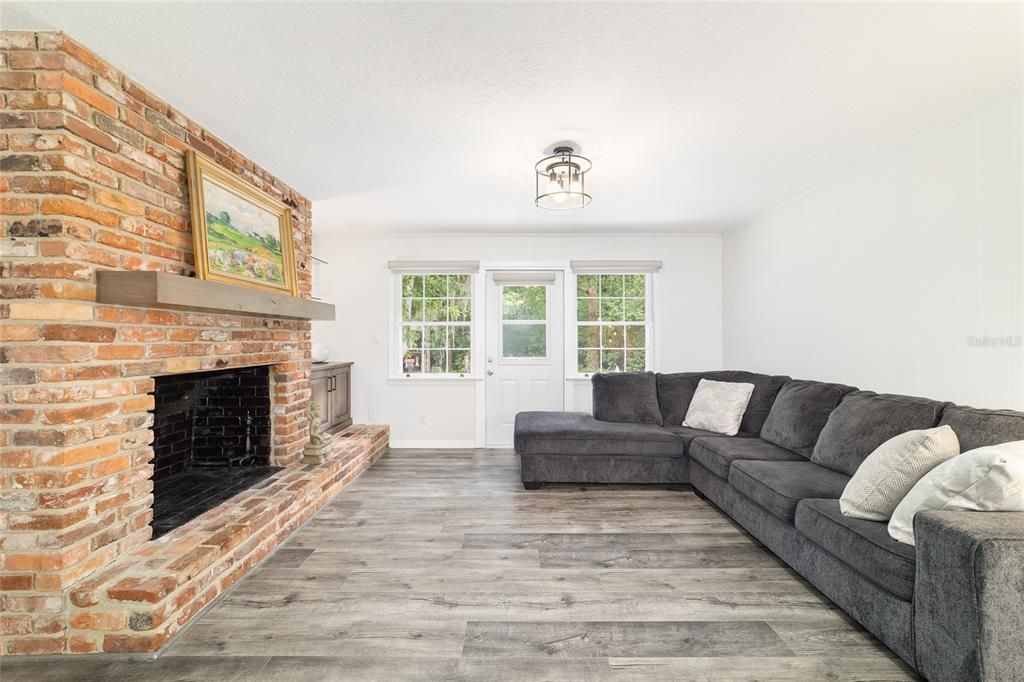 For Sale: $299,000 (3 beds, 2 baths, 1716 Square Feet)