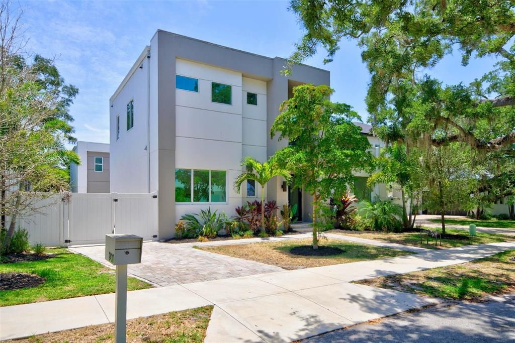 For Sale: $1,700,000 (6 beds, 4 baths, 2743 Square Feet)