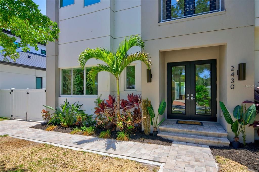 For Sale: $1,700,000 (6 beds, 4 baths, 2743 Square Feet)