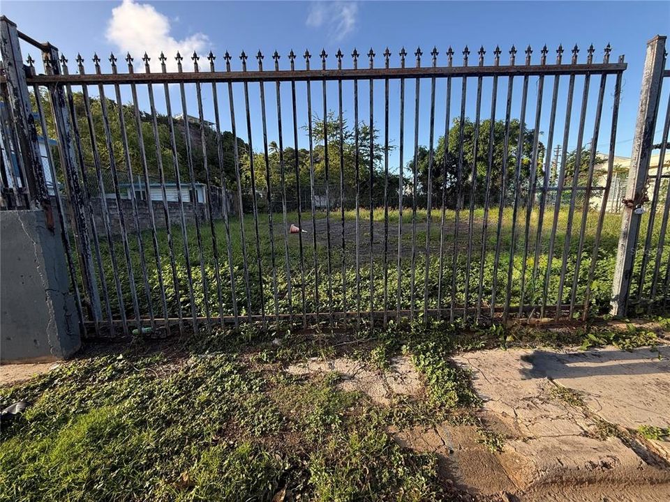 На продажу: $150,000 (0.11 acres)
