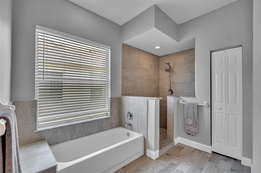 For Sale: $575,000 (3 beds, 2 baths, 1894 Square Feet)