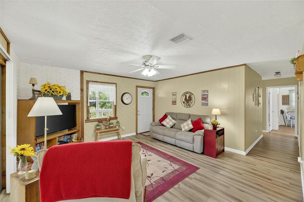 For Sale: $357,000 (3 beds, 1 baths, 912 Square Feet)